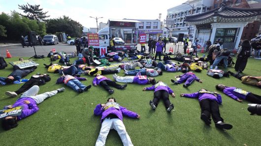 ‘2025 아펙 반대 국제민중행동 조직위원회’는 1일 오후 옛 경주역 앞에서 ‘다이인(die-in)’ 퍼포먼스를 벌이며 “트럼프의 경제 전쟁과 아펙 정상회의로 전 세계 민중의 삶이 위협받고 있다”고 비판했다.김규현 기자