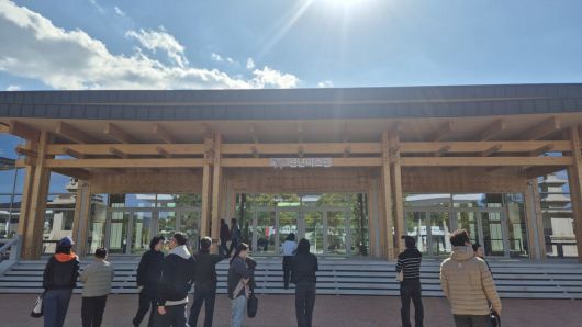 2025 경주 아시아태평양경제협력체(APEC) 정상회의가 끝난 2일 오전 사람들이 한미·한중정상회담 장소인 경주국립박물관 부속건물을 구경하거나 기념촬영을 하고 있다. 주성미 기자