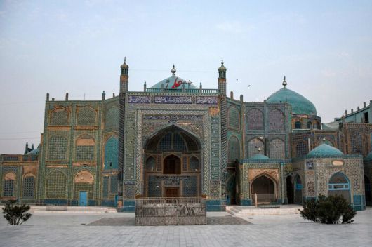 3일(현지시각) 아프가니스탄 마자르-이-샤리프에서 발생한 지진으로 이슬람의 성지이자 아프가니스탄의 대표적 관광지 중 하나인 마자르-이-샤리프의 ‘블루 모스크’도 피해를 입었다. AFP 연합뉴스