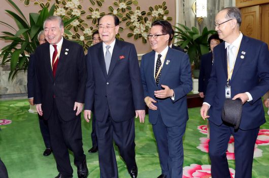2018년 9월18일 북한 평양 중구역 만수대의사당에서 김영남 최고인민회의 상임위원장이 박지원 당시 민주평화당 의원 등 평양남북정상회담 특별수행원과 함께 면담장으로 이동하고 있다. 평양사진공동취재단