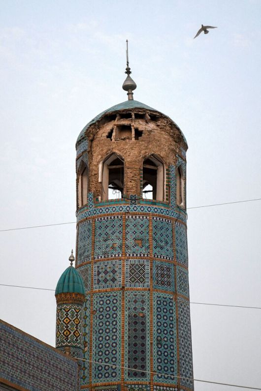 3일(현지시각) 규모 6.3 지진으로 이슬람의 성지이자 아프가니스탄의 대표적 관광지 중 하나인 마자르-이-샤리프의 ‘블루 모스크’도 피해를 입었다. 화려한 파란색 타일로 유명한 15세기 건축물의 첨탑 일부가 부서지면서 파편이 모스크 곳곳에 흩어졌다고 아에프페는 전했다. AFP 연합뉴스