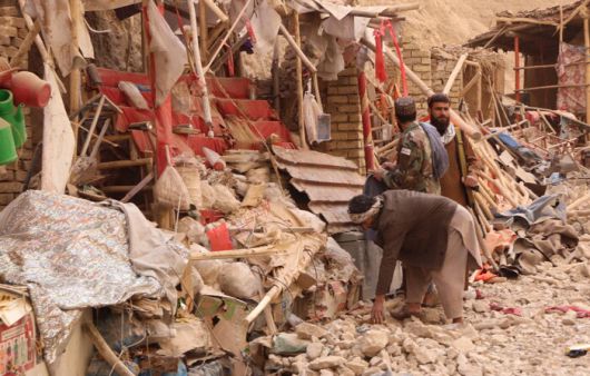 3일(현지시각) 새벽 아프가니스탄 사망간주에서 발생한 규모 6.3 지진으로 건물이 붕괴됐다. 한 주민이 재해를 치우는 모습. EPA연합뉴스