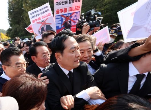 국민의힘 장동혁 대표가 6일 오후 광주 북구 국립5·18민주묘지에서 참배를 시도하고 있다. 연합뉴스