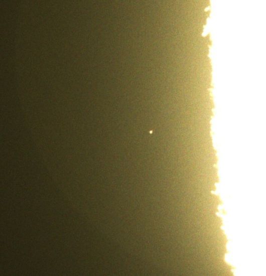 10월30일 달 앞면 가센디충돌구 동쪽에서 포착한 달 표면의 섬광. x.com/dfuji1/status/