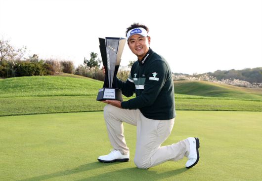 박상현이 9일 남자골프 시즌 최종전인 투어 챔피언십에서 우승한 뒤 기뻐하고 있다. KPGA 제공