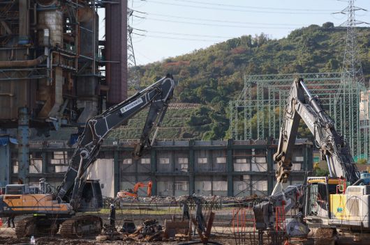 9일 오후 울산 남구 한국동서발전 울산화력발전소 보일러 타워 붕괴현장에서 중장비들이 4·6호기 발파를 위한 사전 취약화 작업에 들어가기 전 작업 준비를 하고 있다. 최현수 기자 emd@hani.co.kr