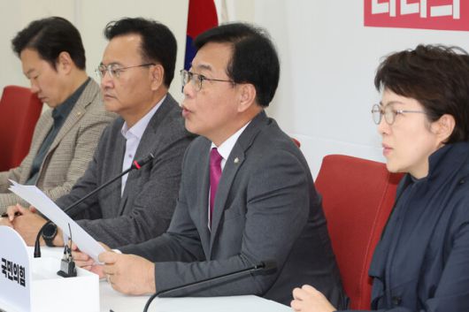 국민의힘 송언석 원내대표가 9일 서울 여의도 국회에서 검찰의 대장동 개발 비리 사건 항소 포기 등 현안 관련 기자간담회를 하고 있다. 연합뉴스