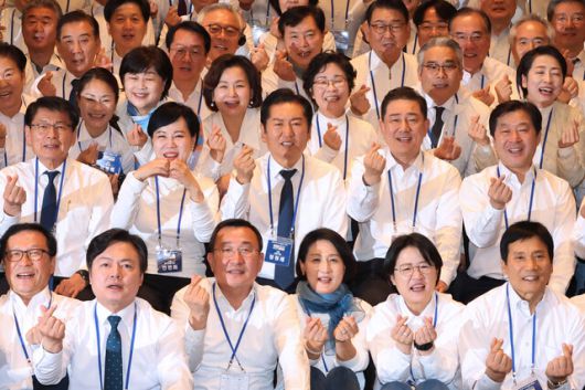 정청래 더불어민주당 대표(두번째줄 가운데)와 김병기 원내대표(정 대표 오른쪽)가 10일 경기 광주시 곤지암리조트에서 열린 ‘2025 전국 지역위원장 워크숍’에서 참석자들과 함께 기념사진을 찍고 있다. 연합뉴스