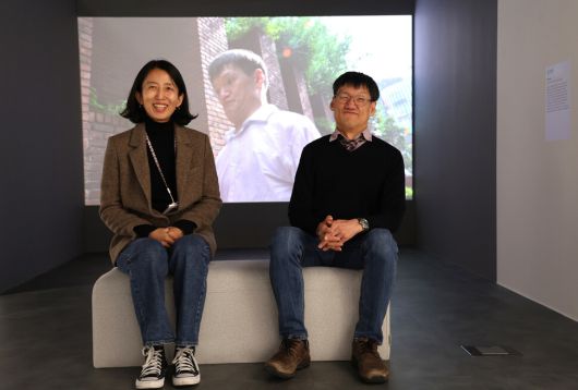 10일 서울 중구 모두미술공간에서 문승현 작가(오른쪽)와 한국장애인문화예술원의 신상미 예술지원부 부장이 문 작가의 작품 앞에 나란히 앉아 있다. 김태형 기자 xogud555@hani.co.kr