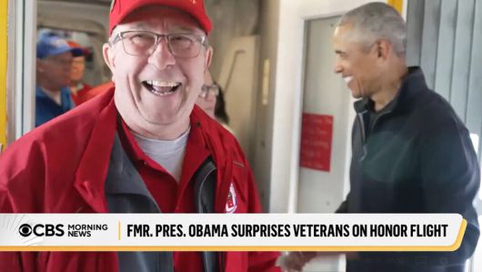 버락 오바마 전 대통령이 한국전·베트남전 참전용사들이 탄 여객기에 깜짝 등장해 화제가 됐다. CBS 뉴스 갈무리.