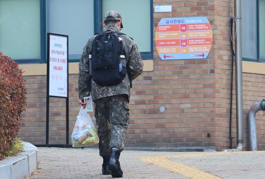 2026학년도 대학수학능력시험이 실시된 13일 오전 인천시 미추홀구 선인고등학교에서 한 군인 수험생이 시험장으로 향하고 있다. 연합뉴스