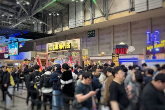 13일 부산 벡스코에서 열린 지스타 2025의 크래프톤 부스에 마련된 휴게공간 ‘카페펍지’. 관람객들이 입장을 위해 대기하고 있다. 채반석 기자.