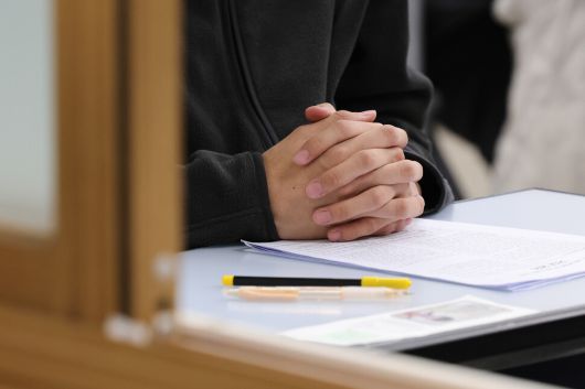 2026학년도 대학수학능력시험일인 13일 오전 서울 종로구 경복고등학교에 마련된 고사장에서 한 수험생이 손을 모으고 시험 시작을 기다리고 있다. 사진공동취재단