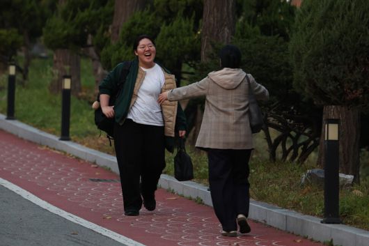 2026학년도 대학수학능력시험일인 13일 오후 서울 마포구 서울여자고등학교에서 한 학부모가 수험장에서 조금 늦게 나온 딸을 직접 학교 안으로 들어가 맞이하고 있다. 김혜윤 기자 unique@hani.co.kr