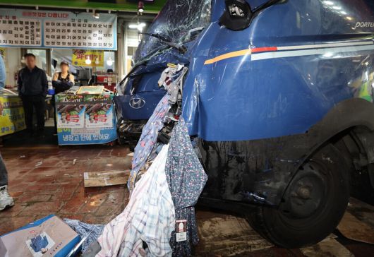 13일 오전 10시 55분께 경기 부천시 오정구 원종동 제일시장에서 주행 중인 트럭이 상점 앞으로 돌진하는 사고가 났다. 사진은 사고 현장. 연합뉴스