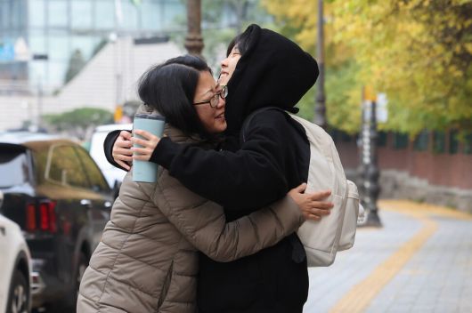 2026학년도 대학수학능력시험이 치러진 13일 아침 서울 중구 이화여자외국어고등학교에서 한 학부모가 수험생을 안아주고 있다. 최현수 기자 emd@hani.co.kr