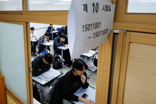 2026학년도 대학수학능력시험일인 13일 오전 서울 종로구 경복고등학교에 마련된 고사장에서 수험생들이 시험 시작을 기다리고 있다. 사진공동취재단