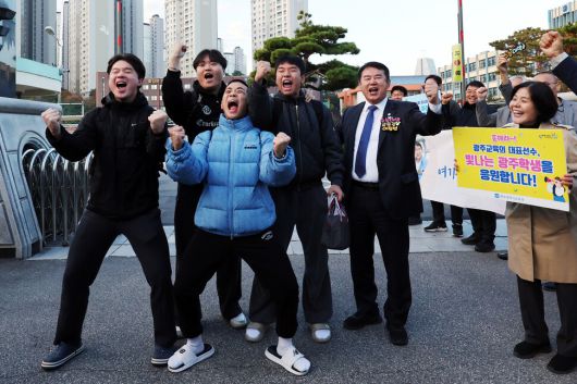 2026학년도 대학수학능력시험일인 13일 오전 광주 서구 서석고등학교 정문 앞에서 수험생들이 이정선 광주시교육감과 환호하고 있다. 연합뉴스