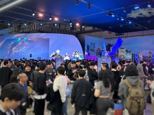 13일 부산 벡스코에서 열린 지스타 2025의 엔씨소프트 부스. 아이온2 시연 대기줄에 관람객이 몰렸다. 채반석 기자