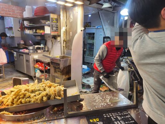 1t트럭 사고 이후 상인이 현장을 정리하고 있다. 이승욱기자