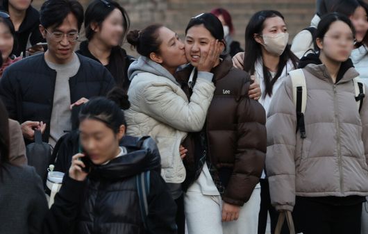 2026학년도 대학수학능력시험일인 13일 오후 서울 이화여자외국어고등학교에서 한 어머니가 시험을 마치고 나온 딸에게 볼뽀뽀를 하고 있다. 백소아 기자 thanks@hani.co.kr
