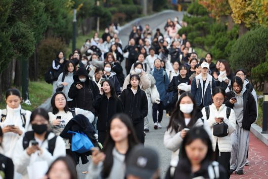2026학년도 대학수학능력시험일인 13일 오후 서울 마포구 서울여자고등학교에서 수험생들이 시험을 마치고 교문 밖으로 나오고 있다. 김혜윤 기자 unique@hani.co.kr