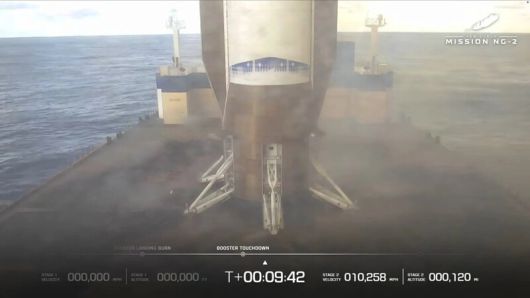 이륙 9분30여초 후 해상 바지선으로 돌아온 블루오리진의 뉴글렌 로켓 1단 추진체. 로켓 회수에 성공한 우주발사체 기업은 일론 머스크의 스페이스엑스에 이어 세계 두번째다. 웹방송 갈무리