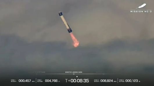 역추진 엔진을 이용해 해상 바지선을 향해 낙하하고 있는 뉴글렌 로켓 1단 추진체. 블루오리진 제공