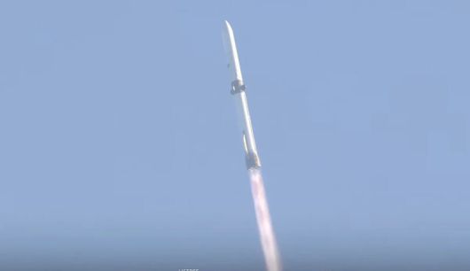 13일 오후 미 플로리다 케이프커너배럴우주군기지에서 발사된 블루오리진의 뉴글렌 로켓이 고도를 높이고 있다. 블루오리진 제공