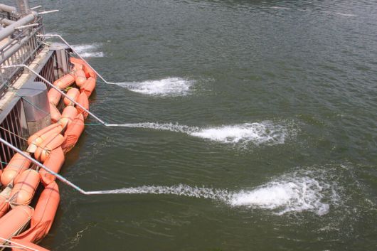 2025년 9월 낙동강 매리 취수장 취수구 부근에서 녹조를 막으려고 물을 뿌리고 있다. 김규원 선임기자
