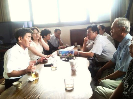 김상숙 교수가 1기 진실화해위 조사관으로 활동하던 2010년 7월30일 대구10월항쟁유족회 사무실에서 10월항쟁유족회와 전국유족회의 간담회에 참석한 모습. 왼쪽부터 나정태 경산코발트광산유족회 이사, 김상숙 조사관, 채영희 대구10월항쟁유족회 회장, 이성번 대구10월항쟁유족회 사무국장, 김진수 진실화해위 대협팀장, 오원록 전국유족회 상임의장(당시 직함 기준). 김상숙 제공