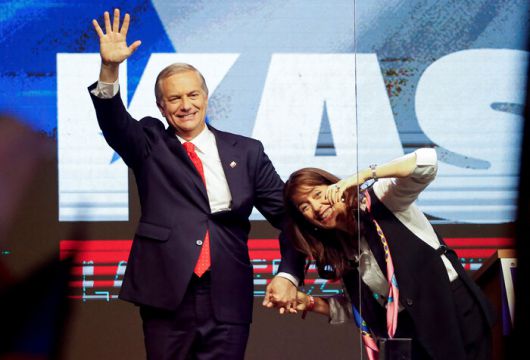 극우 공화당의 호세 안토니오 카스트 대선 후보(왼쪽)가 16일(현지시각) 칠레 산티아고에서 진행된 대통령 선거 초기 개표 결과가 나온 뒤 손을 흔들고 있는 모습. 로이터 연합뉴스