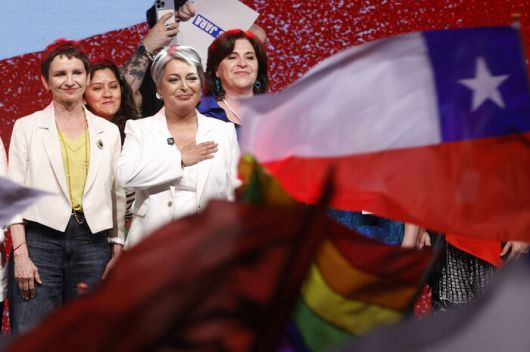 집권 중도좌파 연합인 ‘칠레를 위한 단결’의 지넷 하라 칠레공산당 대선 후보가 16일(현지시각) 칠레 산티아고에서 1위 개표 결과를 확인한 후 손을 가슴에 얹고 감사를 표하고 있는 모습. EPA 연합뉴스