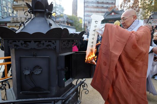 산재사망 희생자 추모 위령재가 18일 오후 서울 종로구 조계사에서 열려 스님과 유가족들이 소전의식을 하고 있다. 김영원 기자 forever@hani.co.kr
