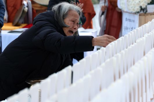 산재사망 희생자 추모 위령재가 18일 오후 서울 종로구 조계사에서 열려 고 강보경씨의 어머니 이숙련씨가 오열하고 있다. 강씨는 2023년 8월 디엘이앤씨(DL E&C) 아파트 신축 공사 현장에서 창호를 보수하다가 추락해 사망했다. 김영원 기자 forever@hani.co.kr