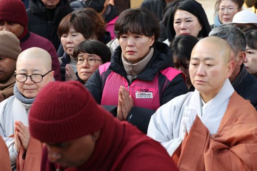 산재사망 희생자 추모 위령재가 18일 오후 서울 종로구 조계사에서 열려 스님과 유가족들이 소전의식을 하고 있다. 김영원 기자 forever@hani.co.kr
