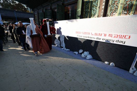 산재사망 희생자 추모 위령재가 18일 오후 서울 종로구 조계사에서 열려 스님과 유가족들이 소전의식을 하고 있다. 김영원 기자 forever@hani.co.kr