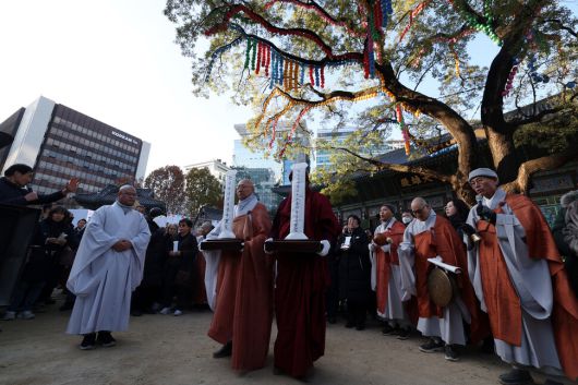 산재사망 희생자 추모 위령재가 18일 오후 서울 종로구 조계사에서 열려 스님과 유가족들이 소전의식을 하고 있다. 김영원 기자 forever@hani.co.kr