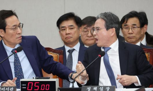 18일 서울 여의도 국회에서 열린 운영위원회 전체회의에서 김용범 대통령실 정책실장이 국민의힘 김은혜 의원의 질의에 답하는 도중 언쟁을 이어가자 우상호 대통령실 정무수석이 이를 제지하고 있다. 연합뉴스