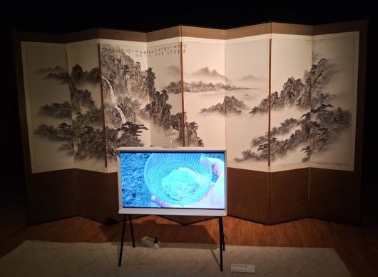 이완 작가가 지난해 만든 영상 설치 작품 ‘메이드 인 코리아―소금’. 전통적인 산수 풍경이 그려진 8폭짜리 병풍 앞에 염전에서 소금을 만드는 과정을 영상으로 보여주는 단채널 영상을 놓았다. 노형석 기자