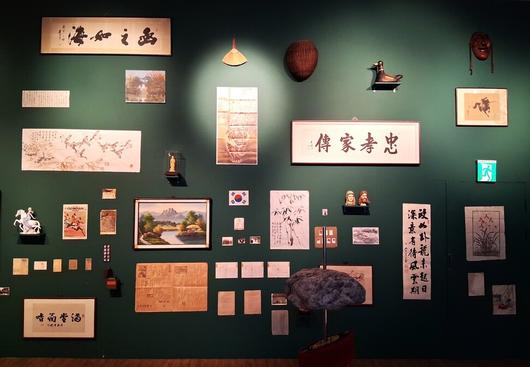 지하 2층 전시장 한쪽 벽면을 가득 채운 채 붙어있는 이완 작가의 대규모 설치 작업 ‘거대한 뿌리’의 일부분. 노형석 기자