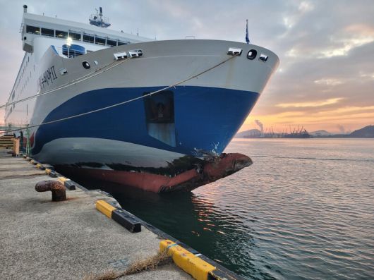 19일 밤 전남 신안군 장산도 인근에서 좌초한 ‘여신 제 누비아 2호’가 목포 삼학부두에 입항해 있다. 목포해경 제공