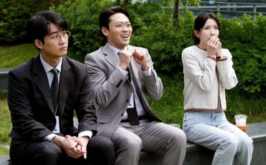 ‘서울 자가에 대기업 다니는 김 부장 이야기’의 한 장면. 가운데가 넉살 좋은 정 대리다. 제이티비시 제공