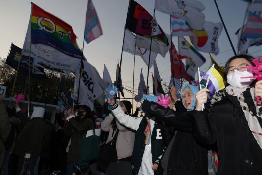 트랜스젠더 추모의 날을 맞이해 22일 오후 서울 용산구 녹사평 광장에서 열린 ‘동네북, 두드릴수록 크게 울리는’에서 브라질리언 퍼커션 앙상블 ‘호레이’의 신나는 연주에 맞춰 참석자들이 춤추고 있다. 김혜윤 기자 unique@hani.co.kr