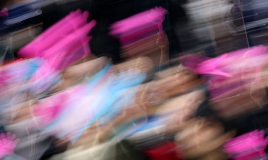 트랜스젠더 추모의 날을 맞이해 22일 오후 서울 용산구 녹사평 광장에서 열린 ‘동네북, 두드릴수록 크게 울리는’ 참석자들이 손바닥 짝짝이를 흔들고 있다. 김혜윤 기자 unique@hani.co.kr