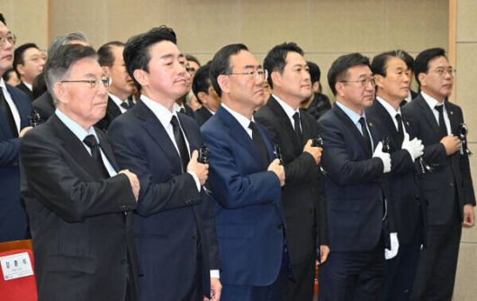 지난 21일 서울 동작구 국립서울현충원에서 열린 고 김영삼 전 대통령 서거 10주기 추모식에서 참석자들이 국기에 경례를 하고 있다. 왼쪽부터 김덕룡 김영삼민주센터 이사장, 강훈식 대통령비서실장, 주호영 국회부의장, 국민의힘 장동혁 대표, 윤호중 행정안전부 장관, 권오을 국가보훈부 장관, 국민의힘 송언석 원내대표. 연합뉴스