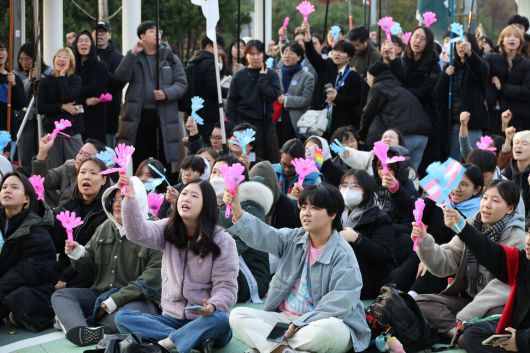 트랜스젠더 추모의 날을 맞이해 22일 오후 서울 용산구 녹사평 광장에서 열린 ‘동네북, 두드릴수록 크게 울리는’에 참석한 시민들이 구호를 외치고 있다. 김혜윤 기자 unique@hani.co.kr
