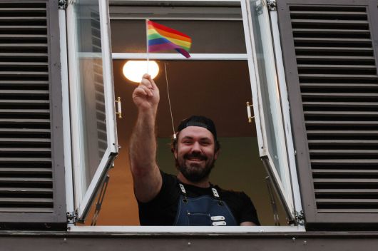 트랜스젠더 추모의 날을 맞이해 서울 용산구 녹사평 광장에서 ‘동네북, 두드릴수록 크게 울리는’이 열린 22일 오후 행진하는 참석자들에게 한 식당 직원이 무지개 깃발을 흔들고 있다. 김혜윤 기자 unique@hani.co.kr