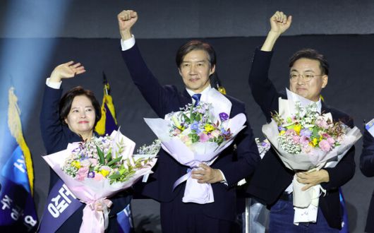 조국 조국혁신당 신임 당대표(가운데)가 23일 오후 청주 흥덕구 오스코에서 열린 전국당원대회에서 압도적인 찬성으로 선출된 뒤 손을 들어 인사하고 있다. 조 대표 왼쪽으로 최고위원으로 당선된 정춘생 의원, 오른쪽으로 신장식 의원. 김경호 선임기자 jijae@hani.co.kr