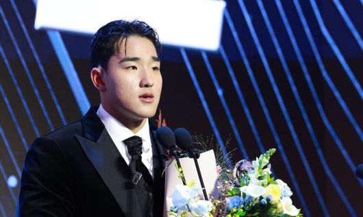 케이티(KT) 위즈 안현민이 24일 서울 롯데호텔 월드에서 열린 2025 KBO 시상식에서 신인상을 받은 뒤 소감을 말하고 있다. 연합뉴스